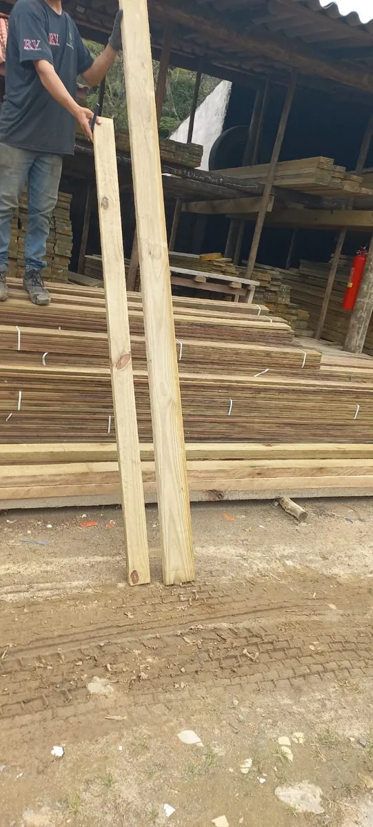 Tábuas de pinus para deck
